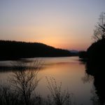 Ausblick auf den Stausee in der Dämmerung